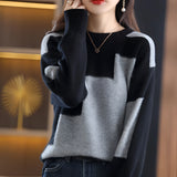 
Women's chic black and white geometric crewneck sweater, featuring long sleeves and a stylish pattern, designed to fit one size.