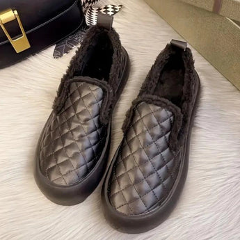 Quilted leather loafers for women, featuring a faux fur lining for winter warmth, displayed with a sleek carmine color and synthetic rubber sole, combining style and comfort.